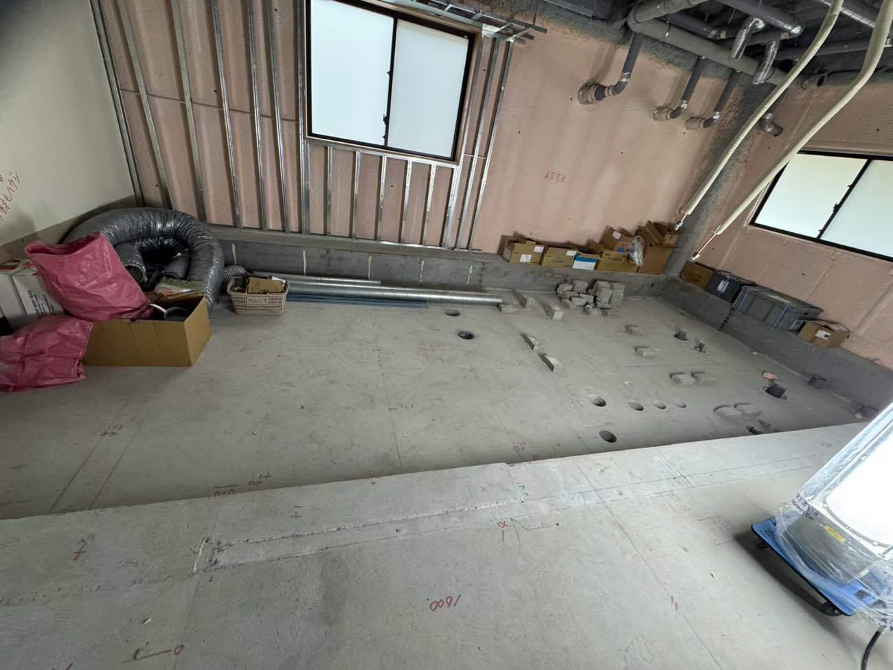 東京都足立区の施設にて、置床工事を行いました。（乾式二重床）【秀和建工】