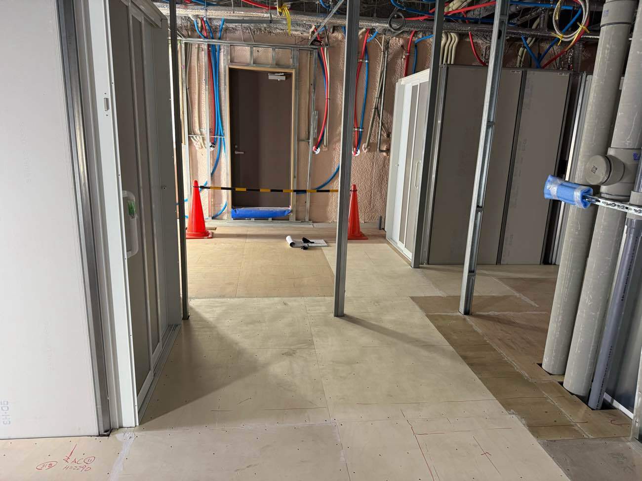 東京都足立区の施設にて、置床工事を行いました。（乾式二重床）【秀和建工】