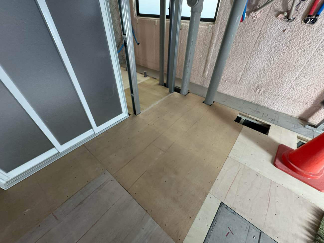 東京都足立区の施設にて、置床工事を行いました。（乾式二重床）【秀和建工】