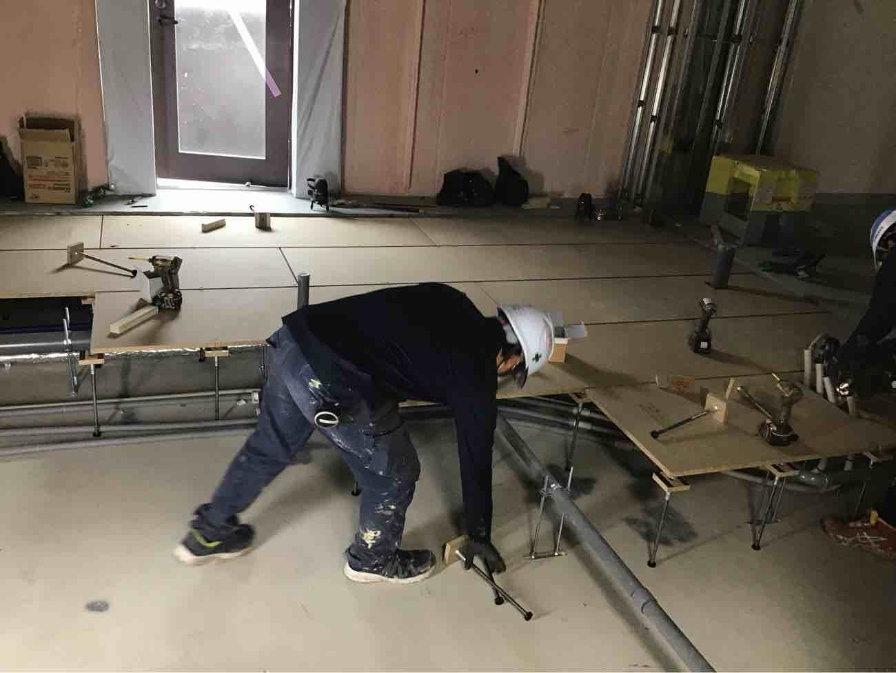 東京都足立区の施設にて、置床工事を行いました。（乾式二重床）【秀和建工】
