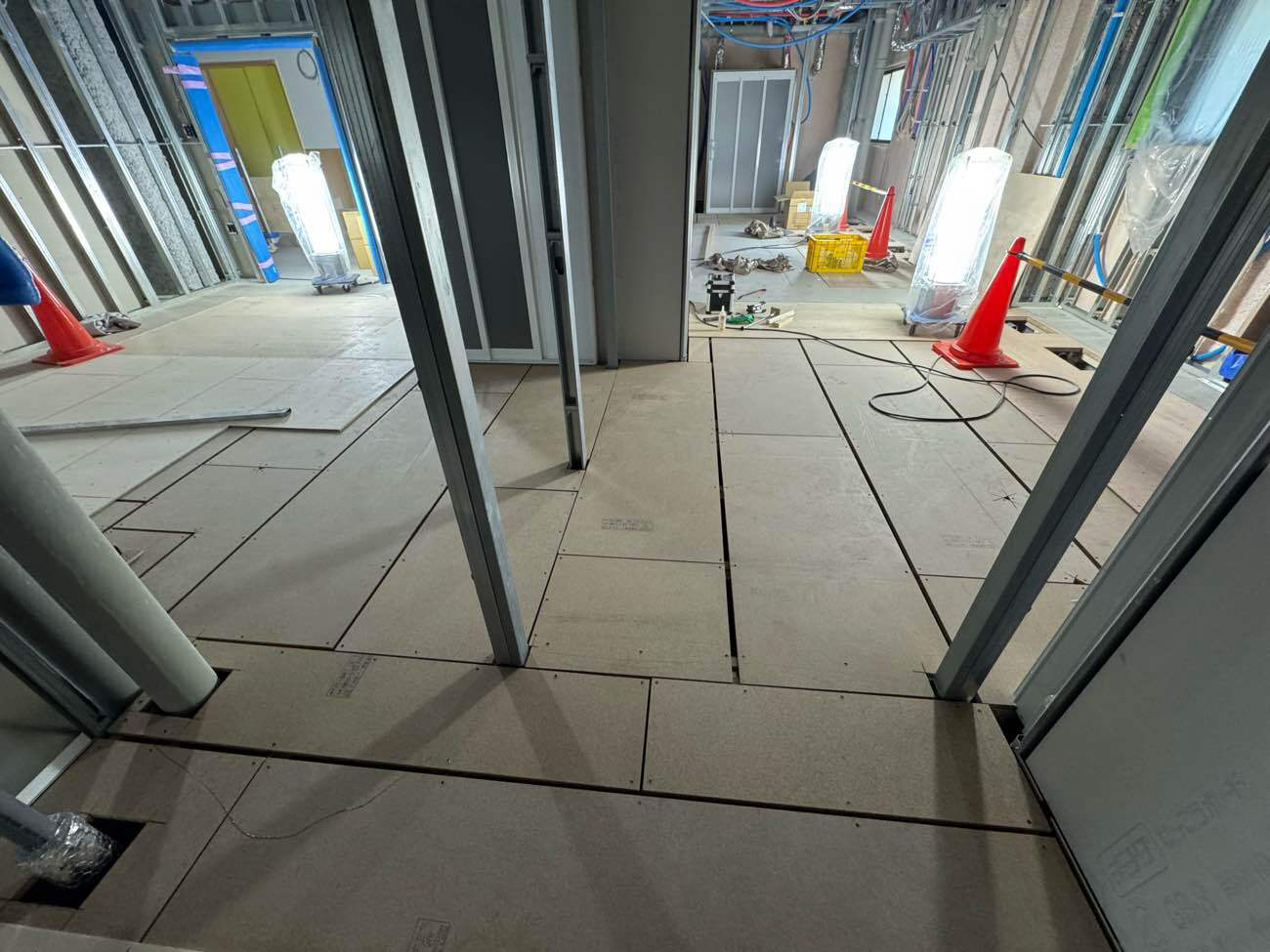 東京都足立区の施設にて、置床工事を行いました。（乾式二重床）【秀和建工】