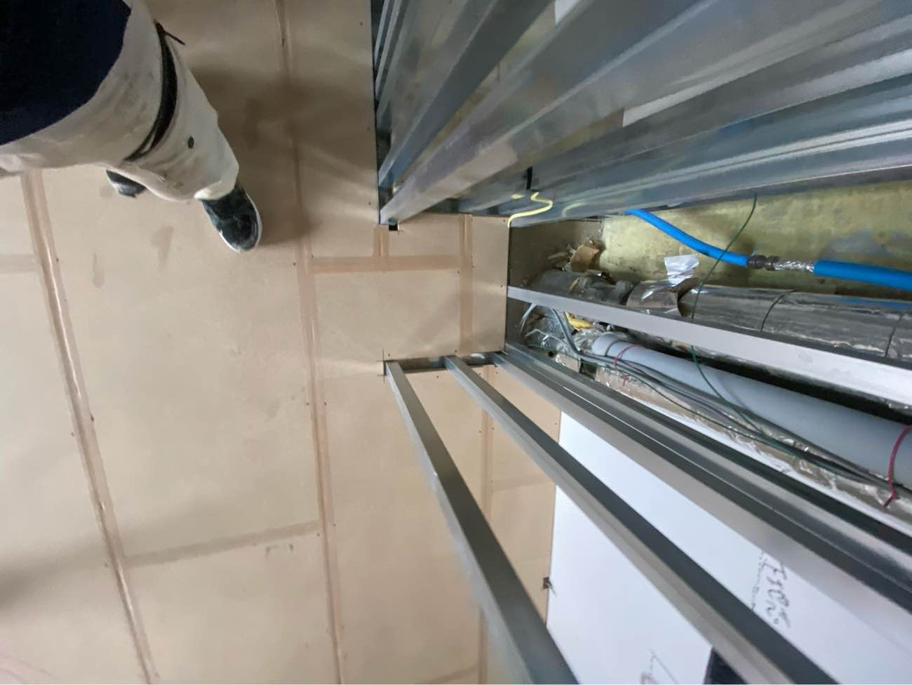 店舗　置床工事　乾式二重床（東京都渋谷区）