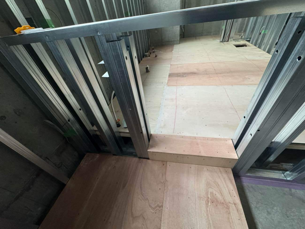 店舗　置床工事　乾式二重床（東京都世田谷区）