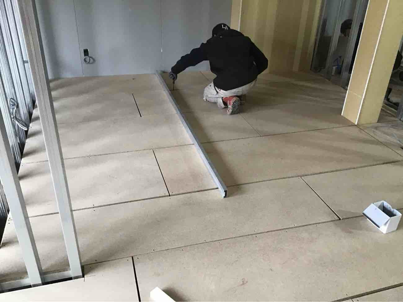 店舗　１日置床工事　乾式二重床（埼玉県川口市）