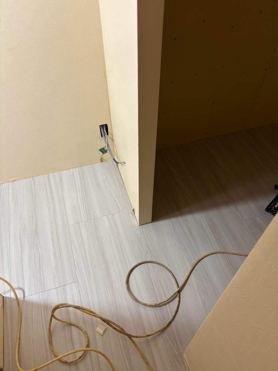 工場　置床工事　乾式二重床（神奈川県平塚市）