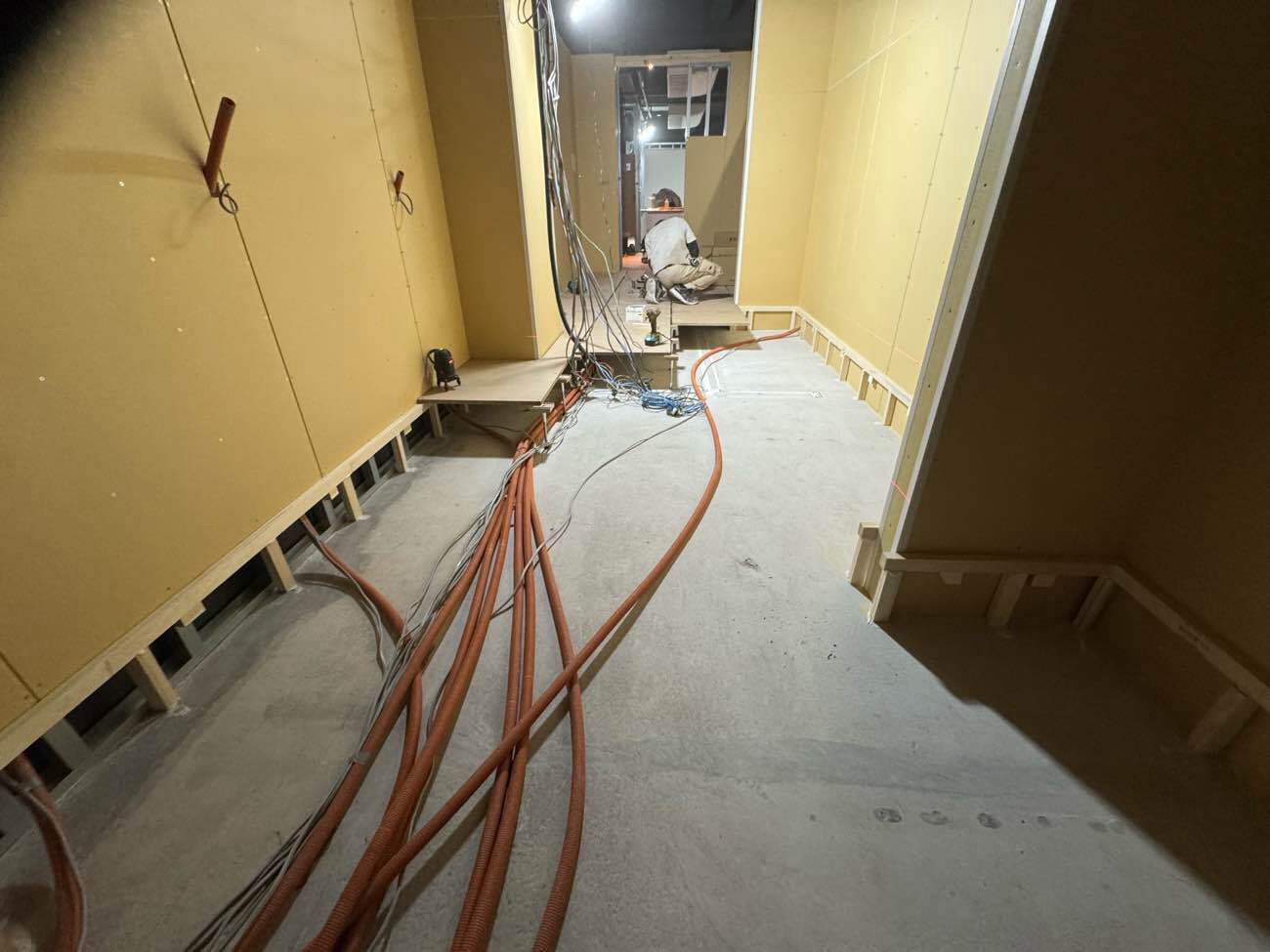 店舗　置床工事　乾式二重床（東京都港区）