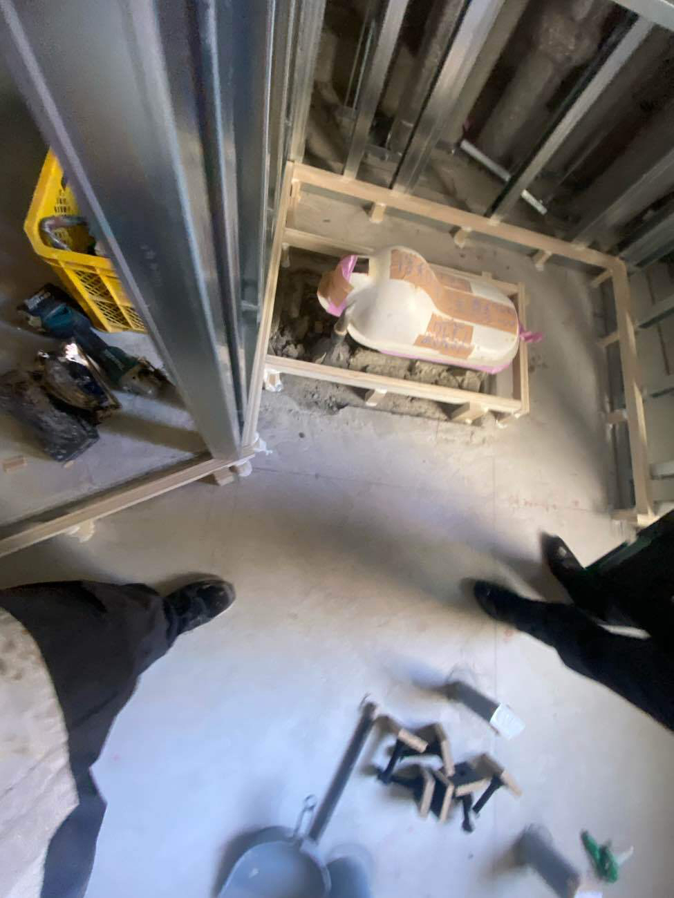 学校トイレ改修工事　乾式二重床　フクビフリーフロアＣＰ-Ｆ（東京都中野区）