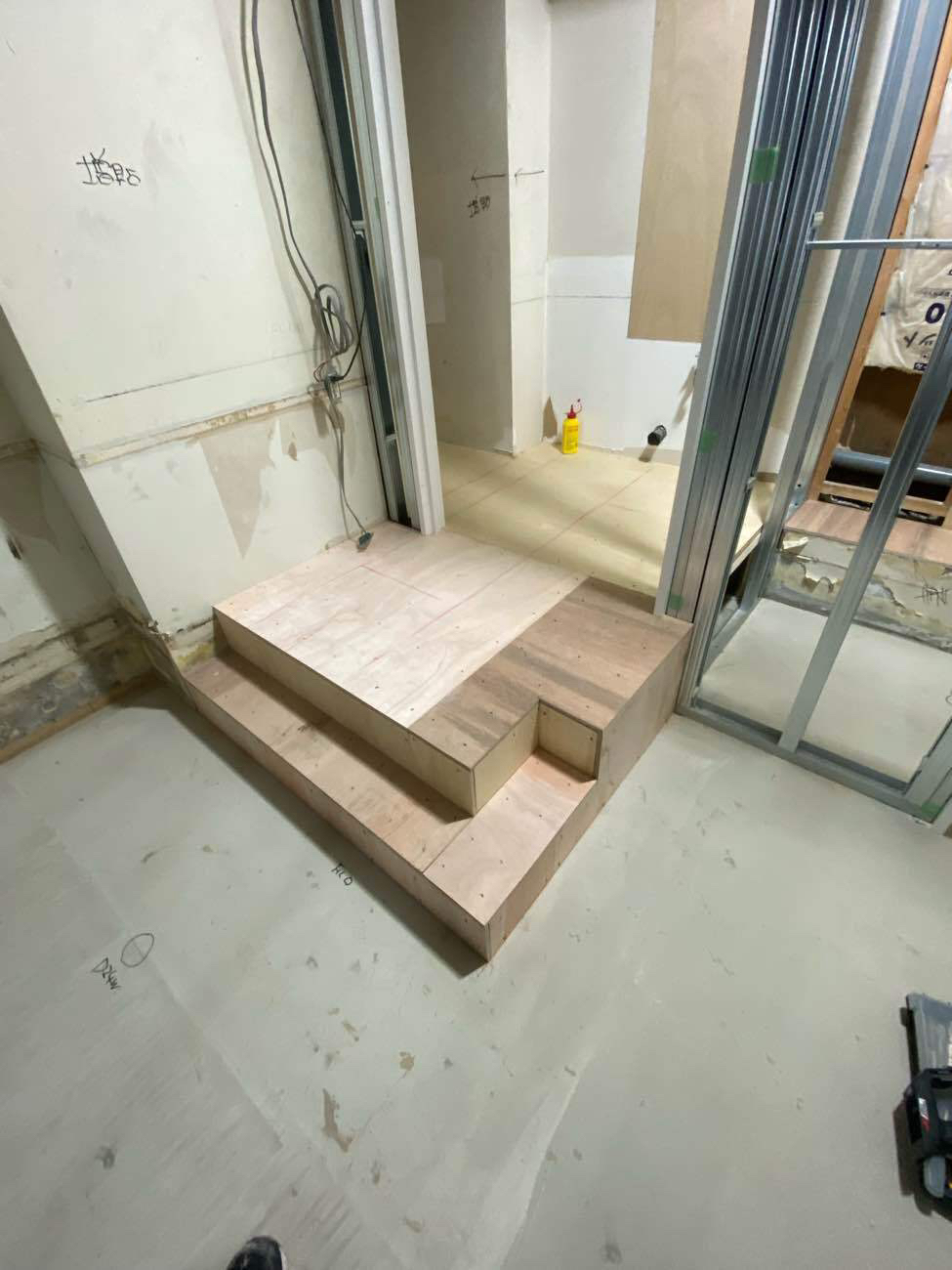 店舗　置床工事　パーチクルボード（神奈川県川崎市）
