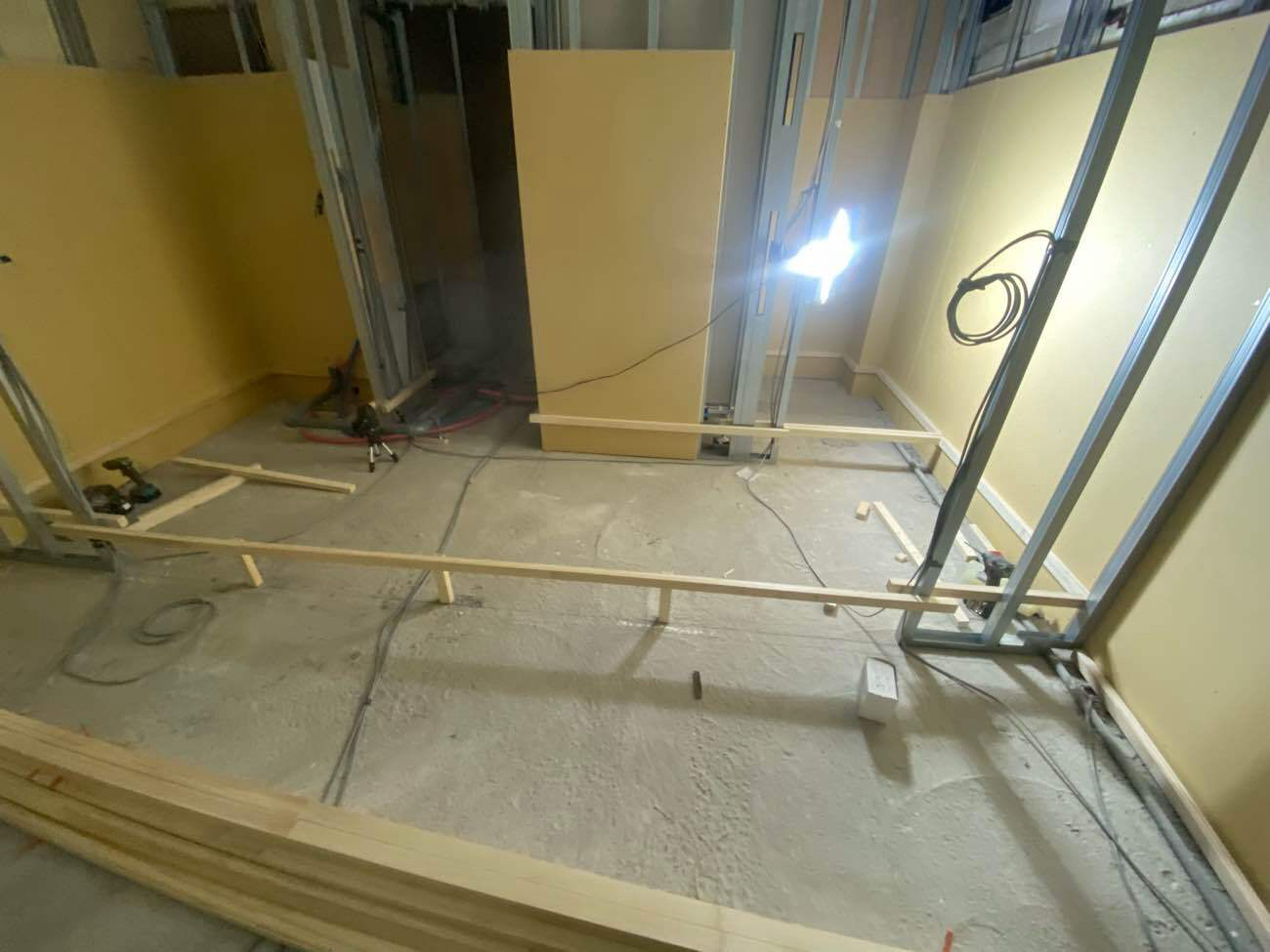 店舗　置床工事　乾式二重床（東京都台東区）