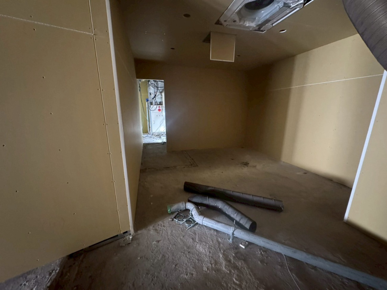 店舗　置床工事　乾式二重床（千葉県千葉市）