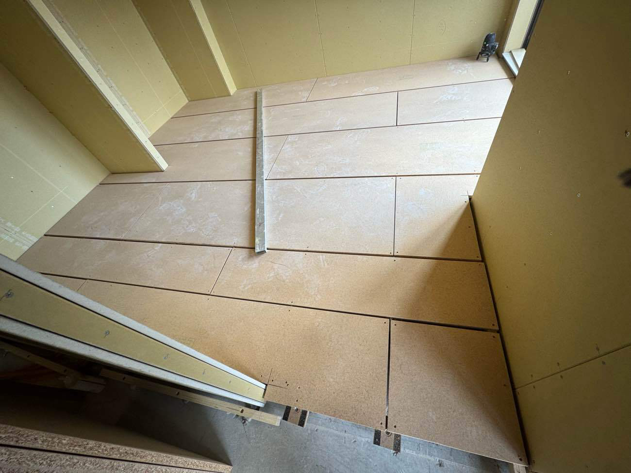 東京都渋谷区のマンションにて、１day置床工事を行いました。（乾式二重床）【秀和建工】