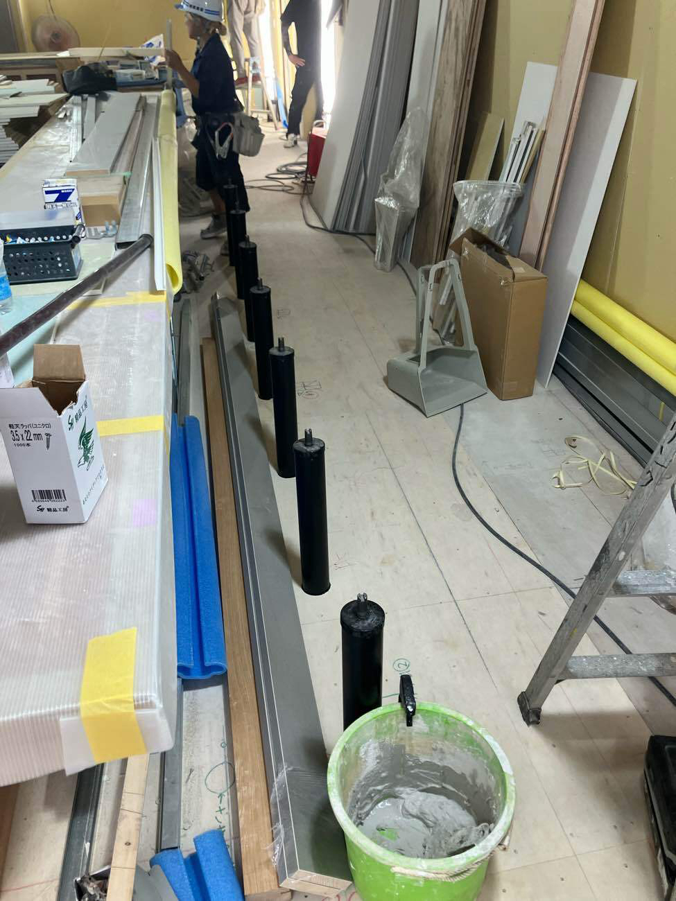 店舗　置床工事　乾式二重床（東京都新宿区）
